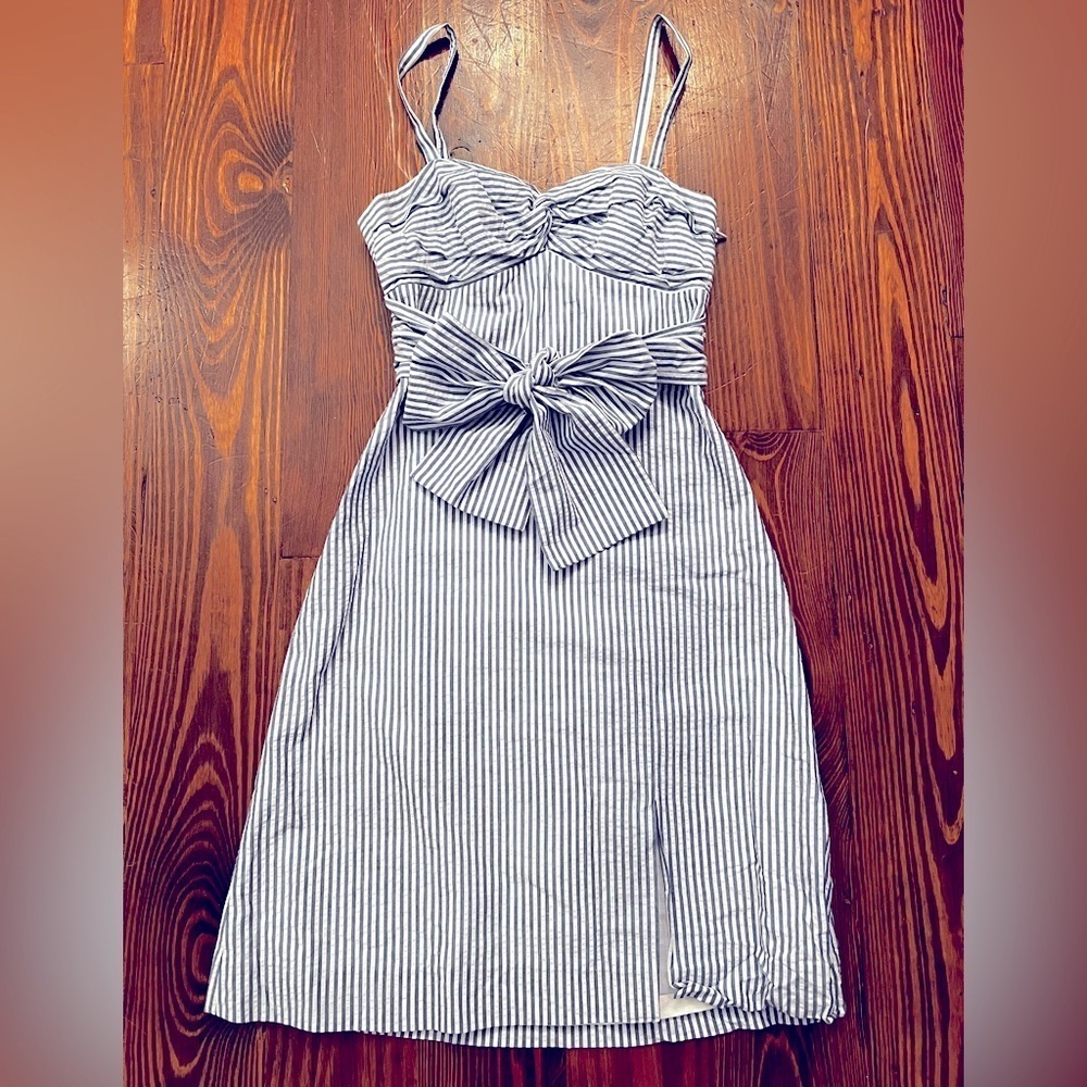 CLUB MONACO Blue and White Seersucker Dress Open Back Bow Front - Picture 2 of 8